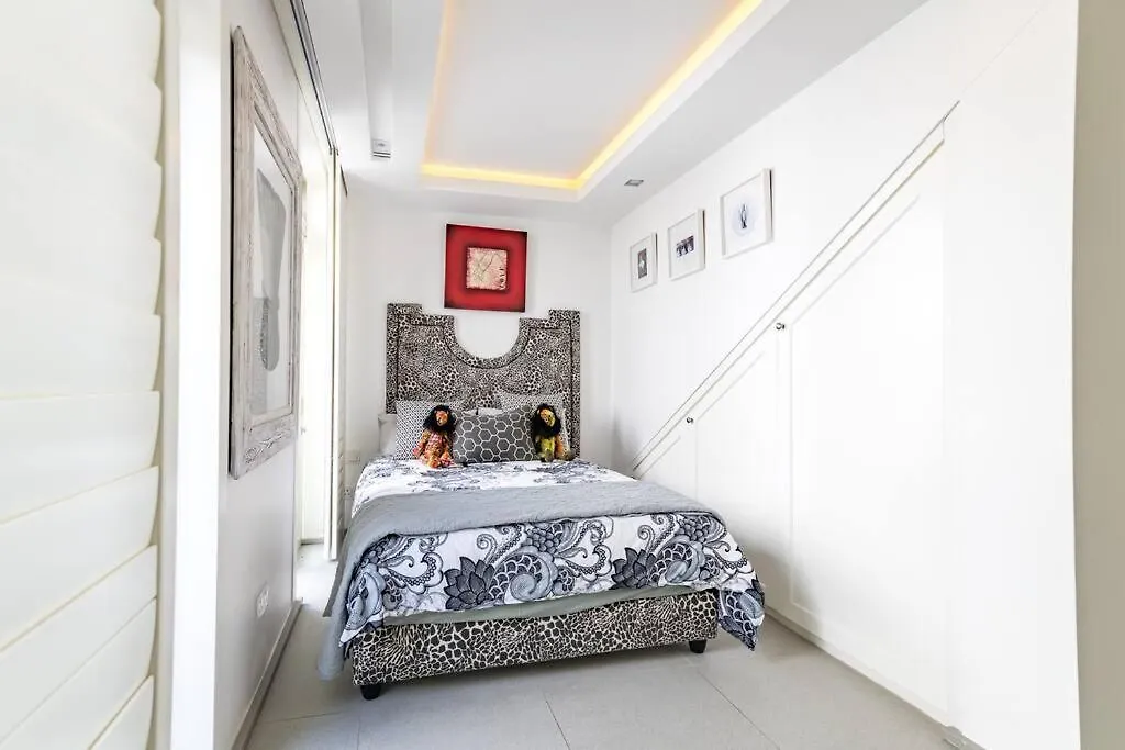 Paradise 4 Bed5Bath, Cliftonbeach-Lionshead Views Cape Town