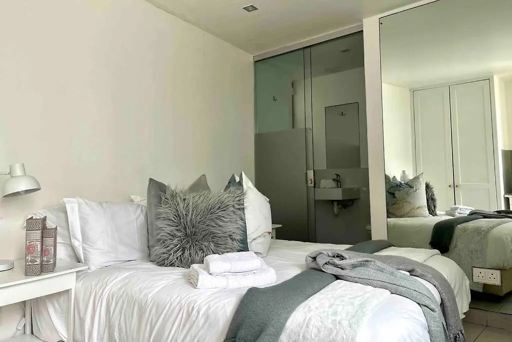 Paradise 4 Bed5Bath, Cliftonbeach-Lionshead Views Cape Town Villa