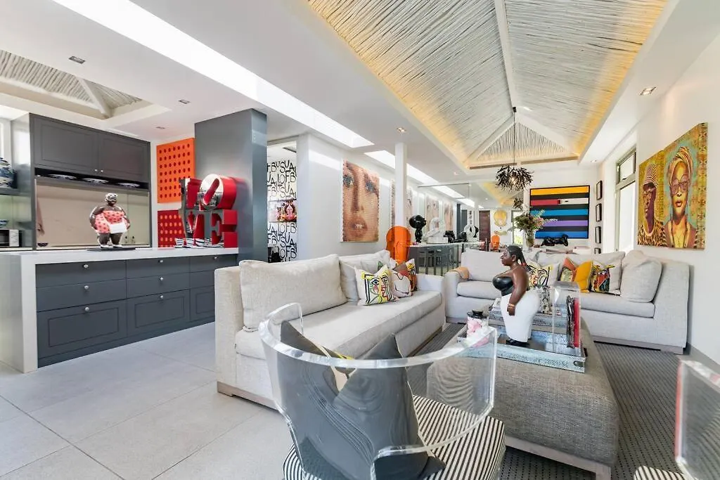 Paradise 4 Bed5Bath, Cliftonbeach-Lionshead Views Cape Town